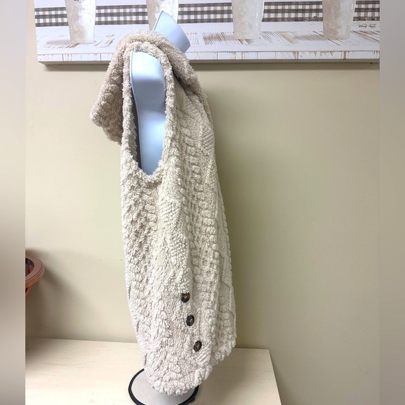 Cozy Hooded Sherpa Vest in Cream with Button Accents - Picture 3 of 5
